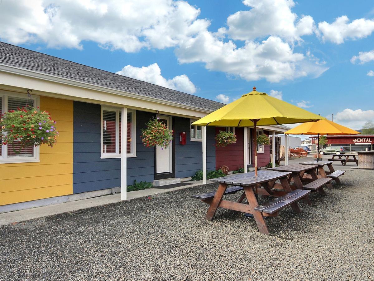 Pitchwood Inn Raymond Exterior photo